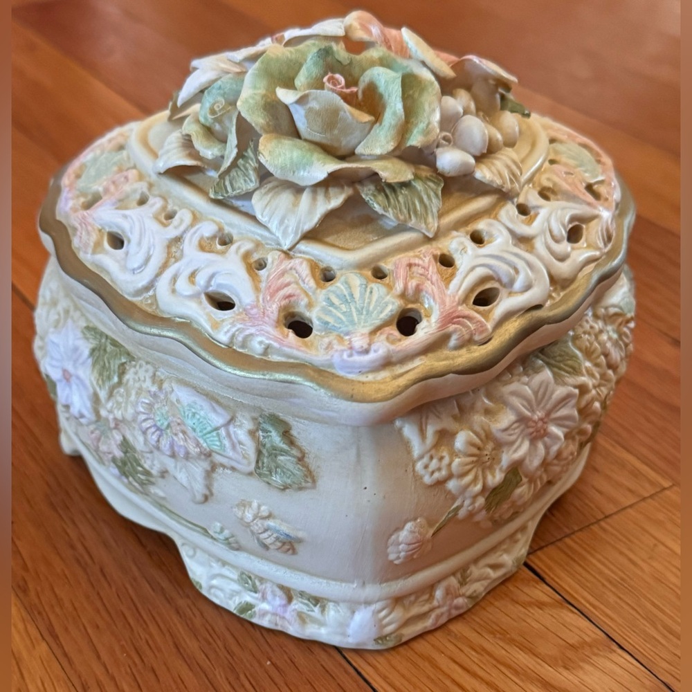Floral Heart-Shaped Vintage Trinket Box🌼